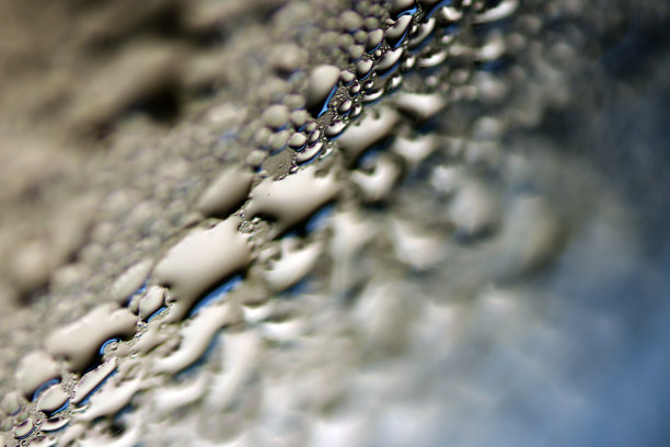 斜聚焦水滴在玻璃纹理上。高倍微距照片(修图和彩色处理图像)图片下载