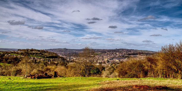 英国巴斯市以树木为背景的风景照片图片下载
