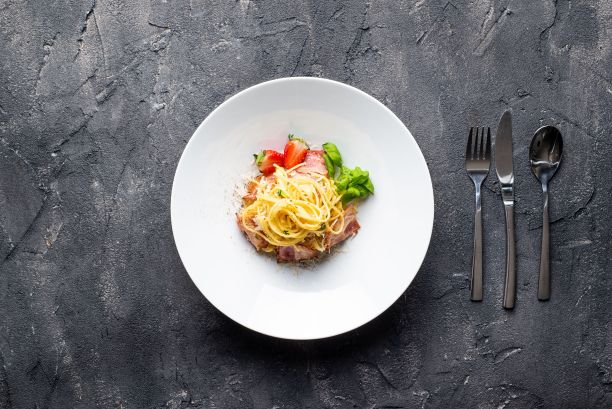 俯视图的美学装饰美味的面食在灰色的表面图片下载