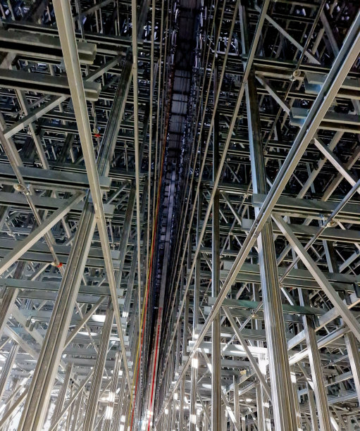 有两个大金属结构的仓库的低角度。图片下载