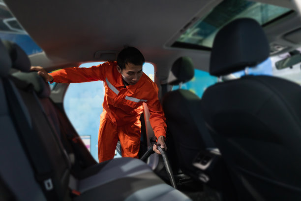 男工人用吸尘器给车内除尘图片下载