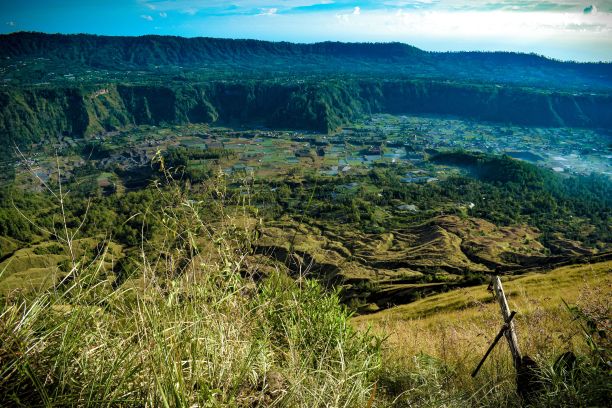从印度尼西亚巴厘岛的巴图尔山俯瞰风景图片下载