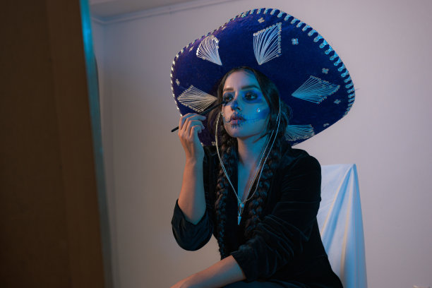 墨西哥亡灵节那天，一名年轻女子化妆伪装自己图片下载