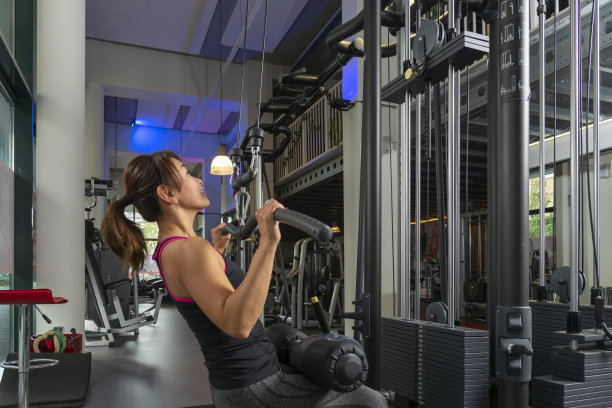 日本女子在训练馆里做下拉图片下载