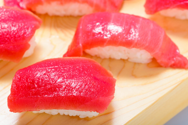 金枪鱼握寿司图片下载