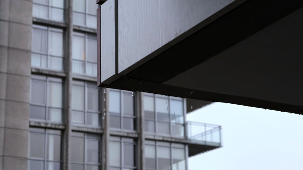 一座现代化高层建筑的外观，有阳台和很多窗户图片下载