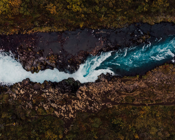 悬崖间瀑布的航拍照片图片下载