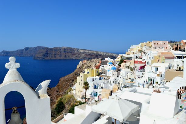 在希腊伊亚岛圣托里尼岛，白墙建筑对着大海的美丽照片图片下载