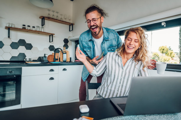 一对夫妻在家工作，在厨房共度时光图片下载