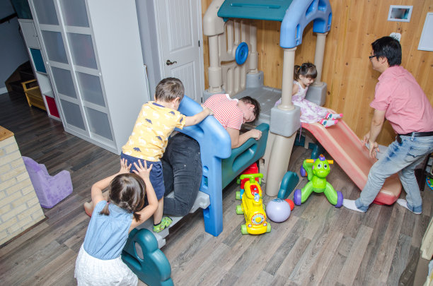 混合种族家庭玩耍图片下载