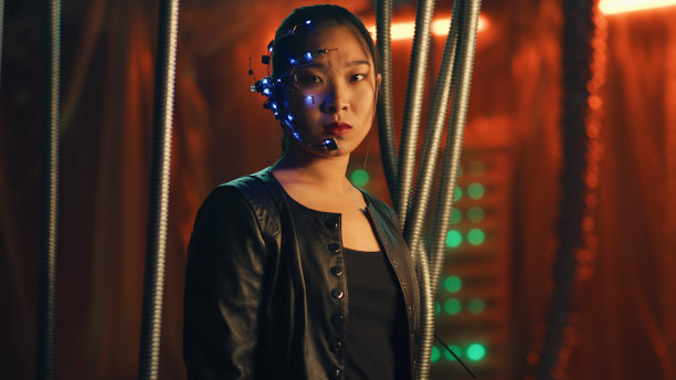戴着耳机的赛博朋克女孩愤怒地看着悬挂着的杆子，阻止逃跑图片下载