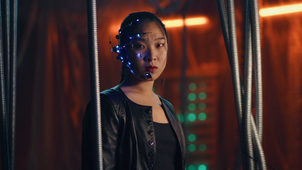 赛博朋克女孩穿着皮夹克，头戴耳机，被困在黑色吊杆后面图片下载