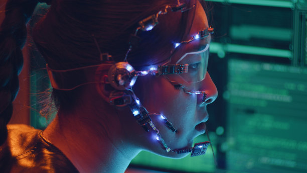 亚洲女孩侧视图与耳机开发代码使用多个计算机屏幕图片下载