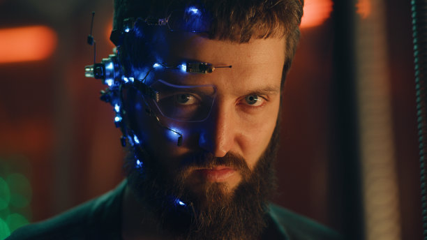 身穿黑色皮夹克、蓄着大胡子的年轻小伙子凶狠地盯着镜头——赛博朋克图片下载