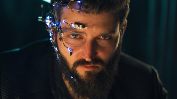 深色头发的家伙戴着未来主义的头戴式耳机，表情激烈，赛博朋克图片下载