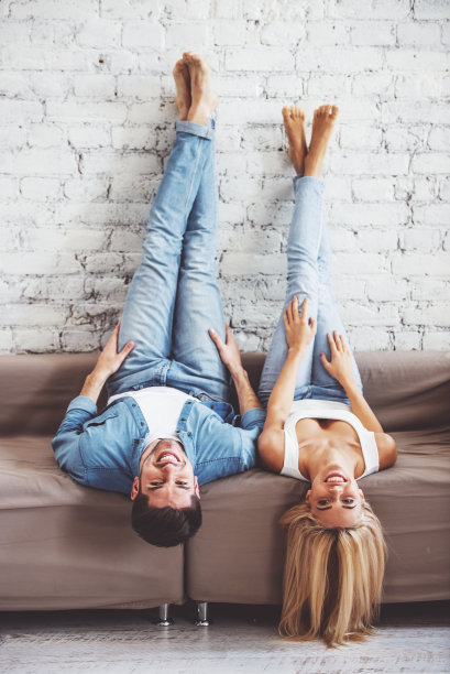 美丽的夫妻在家里图片下载