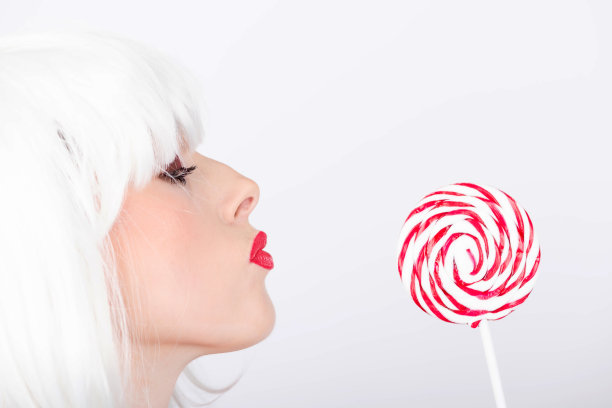戴着白色假发和棒棒糖的女人图片下载