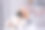 漂亮女孩带着她的杰克罗素梗吹生日蜡烛图片下载
