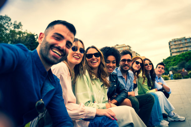年轻微笑的人们在一起玩的自拍照-快乐的朋友群在欧洲之旅的公园自拍图片下载
