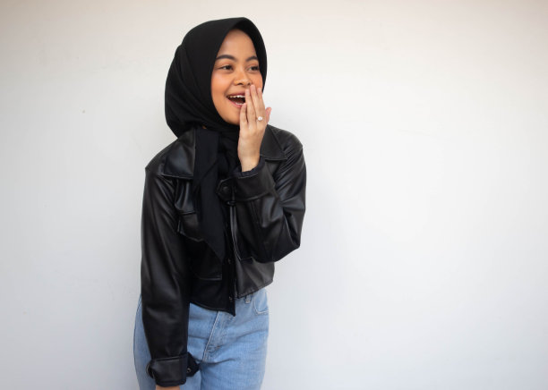 画像快乐的年轻穆斯林亚洲女孩笑着，大张着嘴，在白色的背景。印尼的女人图片下载