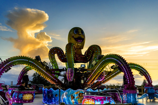 娱乐公平。西班牙集市上吸引儿童的总体规划。图片下载