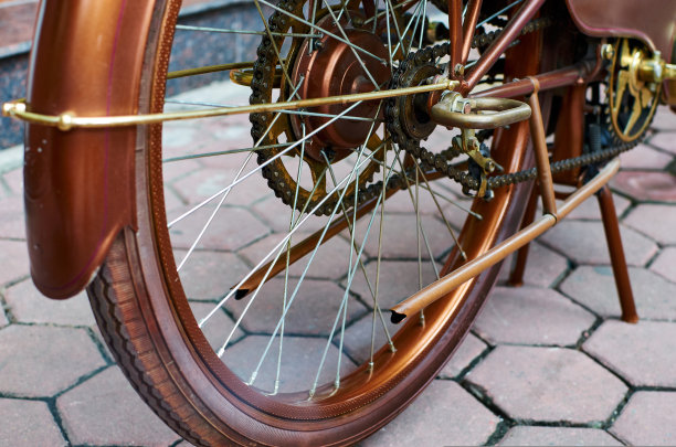 近景车轮复古摩托车，青铜摩托车。越南摩托车。美丽的复古助力车图片下载