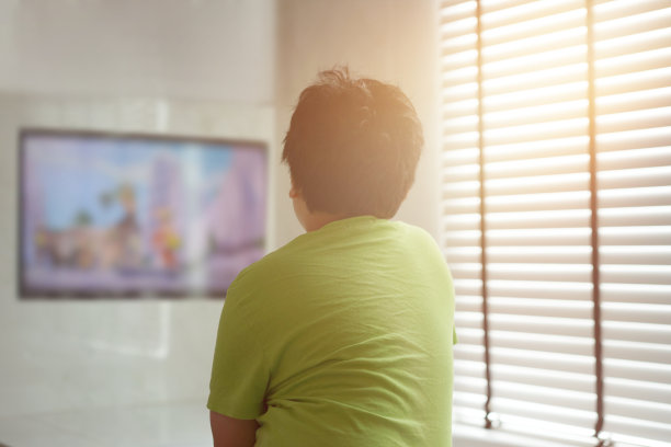 儿童独自看电视为安全内容概念图片下载