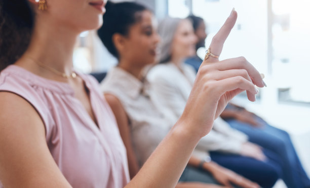 在研讨会、工作坊或团队指导会议上与商业女性交流问题、想法和听众。手指手势的常见问题，关于我们或心态和妇女与战略或计划的团队建设查询图片下载