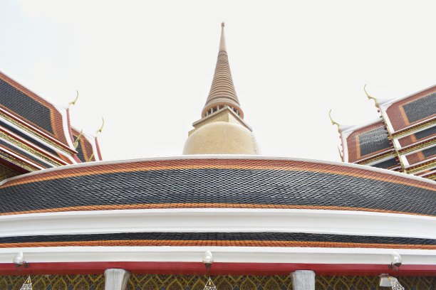 泰国曼谷，拉差堡寺的金塔和圆形回廊周围的弯曲走道。图片下载