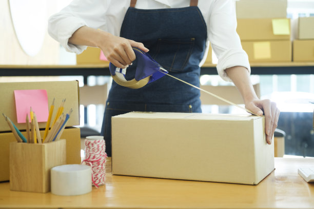 女网上商家老板包装订单箱为调度。图片下载