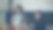 年轻的白种人夫妇坐在桌子旁，男人在笔记本电脑上工作，他专注而沉思，女人在做饭切蔬菜做沙拉，她是认真的图片下载