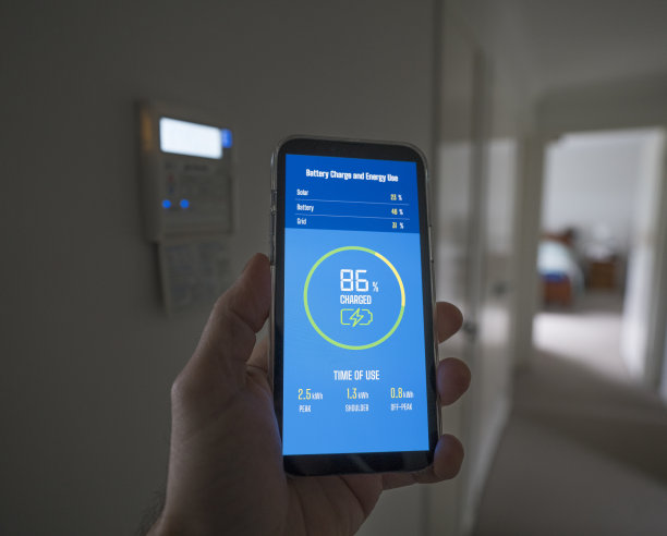 智能手机上安装的家用蓄电池的充电状态图片下载