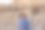 在埃及卢克索卡纳克神庙的狮身人面像背景下的青少年女孩图片下载