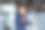 男人走进会议室，微笑着打招呼，戴着眼镜和衬衫的亚洲老板，商人投资者在现代化的写字楼里工作。图片下载