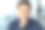 戴眼镜和休闲衬衫的男人，商人看着镜头在现代写字楼里工作，亚洲投资者把手指放在嘴边，要求安静。图片下载