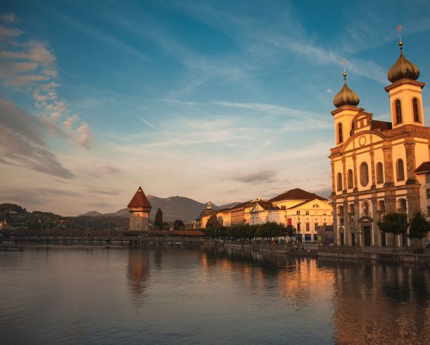 瑞士卢塞恩湖岸的历史建筑的美丽照片图片下载