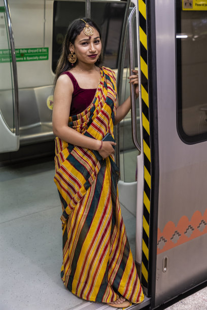印度女孩乘坐地铁旅行，印度图片下载