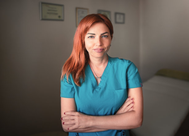 物理治疗师的肖像。图片下载