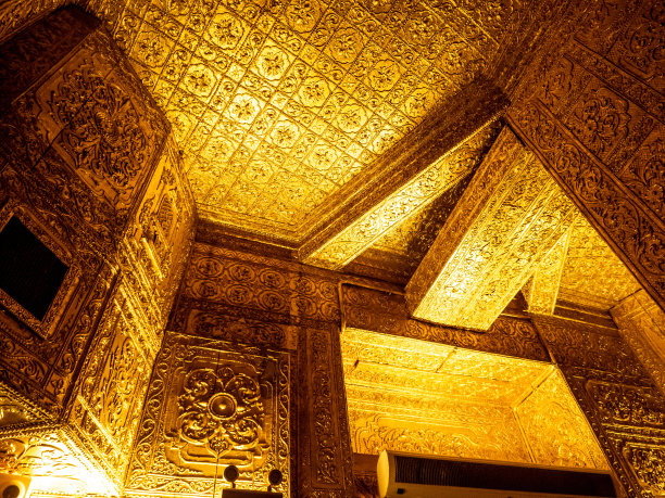 缅甸艺术图案图案装饰在寺庙房间的金色墙壁上图片下载