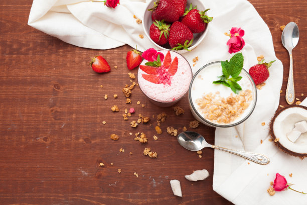 一杯健康的草莓酸奶与新鲜的浆果木桌面视图图片下载