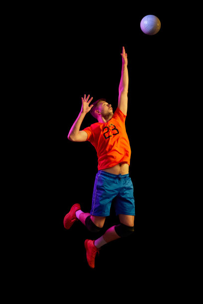 男子职业排球运动员穿着运动服训练，球在黑暗背景下隔离。运动，力量，行动，健康的生活方式，团队运动图片下载