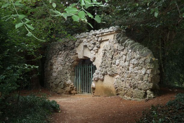 茂密森林中一座古老的岩石建筑的入口图片下载