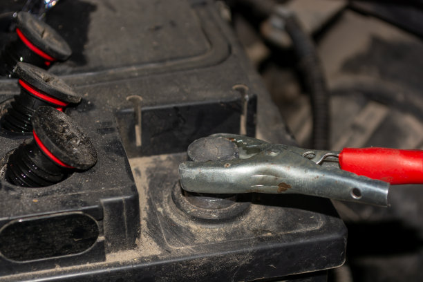 给汽车电池充电。图片下载