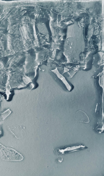 垂直的水中融化的冰。图片下载