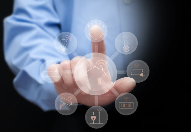 Man触摸智能家居服务的图标，包括安全、照明、电源、气候控制等。智能家居/智能住宅的概念。图片下载