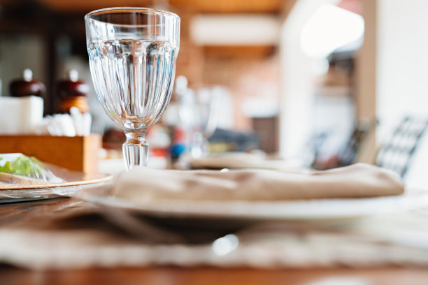 空酒杯。在阳台上放置一张木桌。图片下载