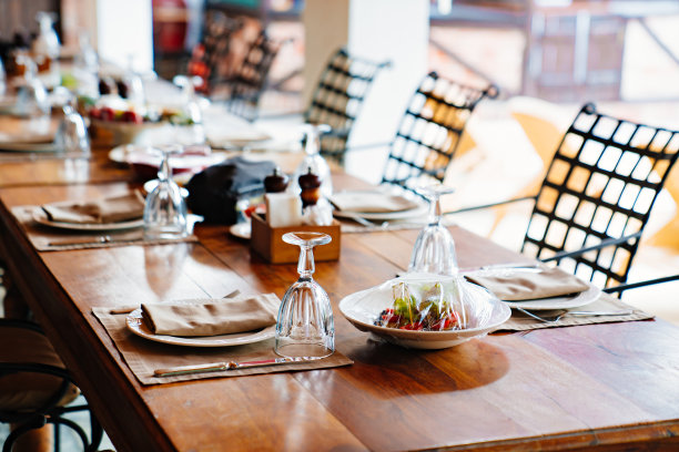 在阳台上放置一张木桌。图片下载