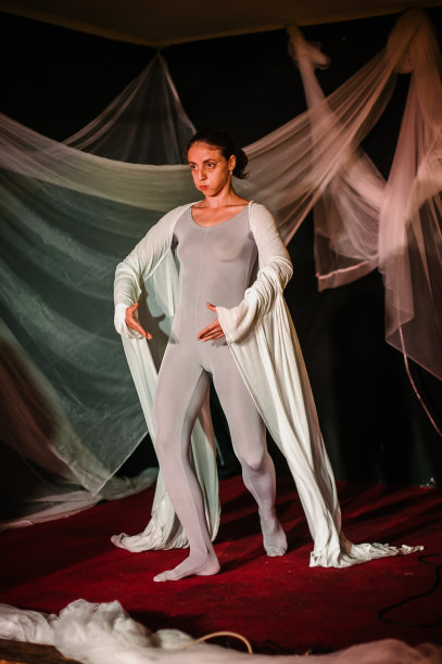 剧院场景的性能。演员、艺术家、演员在舞台上表演戏剧图片下载