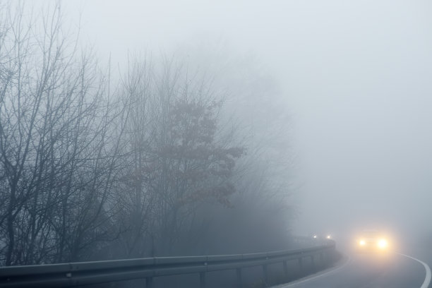 冬天的一天，欧洲高速公路上的浓雾。恶劣雾天气中车辆在道路上行驶的危险。司机和汽车的安全保险。图片下载