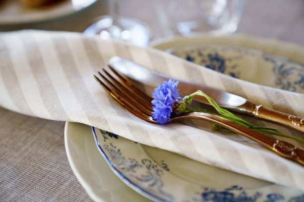 花。餐桌装饰的原创元素。图片下载